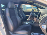 運転席まわりには十分なスペースがあり、大柄な方でもゆったり運転していただける環境です。