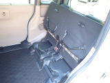 ◆チップアップ&ダイブダウン機構付【ULTR SEAT】は後席座面を左右分割で跳ね上げることができます。トランクで積載できない背の高い荷物をラクラク収納できます。ホンダ車ならではの人気装備です。
