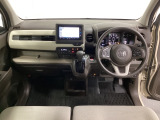車内は光触媒抗菌消臭施工済です。インパネ周りはスタイリッシュなデザインで機能や装備も充実しています。グローブボックスやカップホルダーのほかにトレーなどたくさんの収納スペースが付いています。