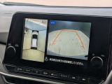 アラウンドビューモニター。上空から見下ろしているかのような映像を映し出して周囲を確認し、スムースな駐車をアシストします。