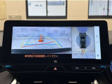 真上から見下ろしたような視点で車とその周囲を確認出来る画面と、車両後方を映し出すバックモニター画面の2つを表示してくれます。