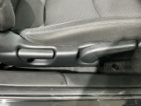 シートハイトアジャスターが付いているので運転姿勢を調整するのに便利ですね。身長に合ったシートポジションは安全運転や疲労軽減にもつながります。