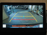 後退時に後方がリアルタイム映像で確認できます。夜間のバック時には大活躍です。