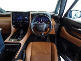 ウッド調と革巻きステアリングで快適な操作性の運転席です。