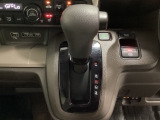 CVT車のセレクトレバーです。低速から高速まで、変速ショックのないスムーズな走りと、エンジン効率のよい領域を維持して燃費にも貢献します。サイドブレーキはスイッチ操作の電子制御パーキングブレーキです。