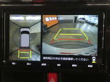 パノラミックビューモニター付きです。車両を上から見たような映像をディスプレイオーディオ画面に表示。運転席からの目視だけでは見にくい、車両周辺の状況をリアルタイムでしっかり確認できます。