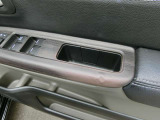 運転席ドアトリムのパーツに劣化・変形がみられます。