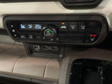 運転席側にはシートヒーターが付いています!寒い日に便利な装備ですね。