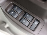 運転席からも操作可能な全席パワーウィンドウが装備されています。