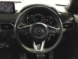 ご覧のようにステアリングスイッチが付いており、ハンドルから手を離さずに簡単なオーディオ操作が容易にできます☆