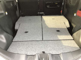 リヤシートを倒すと大きな荷物も搭載可能です。