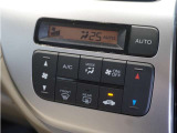 【オートエアコン】温度を設定すれば自動で快適な車内温度を保ちます。エアコン内部の高性能脱臭フィルターで車内のアレルゲンや花粉を除去。