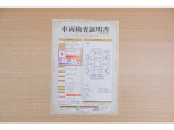 【車両検査証明書】店頭にて、クルマの状態が一目で分かる査証明書を公開中。トヨタ認定検査員が厳しく検査し、状態を点数と図解で表示しています。修復歴はもちろん、傷やヘコミの箇所や程度がご確認いただけます。