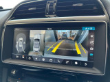 【全周囲カメラとセンサー】は狭い場所でも安心して駐車できるようにサポート。タッチスクリーンの表示と音で障害物との距離を確認できます。車幅感覚に慣れていない方や駐車の苦手な方には必見の装備といえます♪