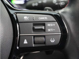 ◆アダプティブクルーズコントロール◆予め設定した車速内でクルマが自動的に加減速。前走車との適切な車間距離を維持しながら追従走行します。【LKAS】車線維持支援システムでステアリング操作を支援。
