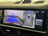 サラウンドビューモニターは、車両周囲のカメラ映像を合成し、上から見たように表示して駐車や安全確認を支援する機能です。