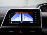 パノラミックビューモニター付きです。車両を上から見たような映像をディスプレイオーディオ画面に表示。運転席からの目視だけでは見にくい、車両周辺の状況をリアルタイムでしっかり確認できます。