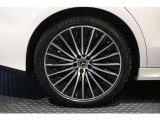 メルセデスの認定中古車「サーティファイドカー」では、万一お車が故障した場合も、ご購入後1年間もしくは2年間※は走行距離にかかわらずメルセデス・ベンツ正規サービスネットワークで無料修理いたします