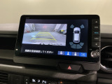 リバースギアに入れるだけで後方の表示へ切り替わります。夜間や雨の日の駐車も楽になりますよ。