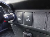 『1台』のお車に対して、3名体制で日々議論を重ね仕入れを行っております。