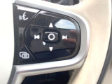 【ステアリングスイッチ】運転中、前方から目線をそらさずにオーディオ等の操作ができるよう、適切に配置されたスイッチ類。安心&快適なドライブを演出してくれる便利な機能です。