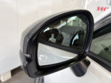 自車の斜め後ろにクルマがいる時、ドアミラーのマークが点灯します。さらに、車線変更などでその方向にウインカーを出すと、マークの点滅と警報音で注意を喚起。