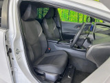運転席まわりには十分なスペースがあり、大柄な方でもゆったり運転していただける環境です。