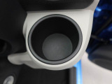 カップホルダーはインパネの左右に付いています。エアコンの風が当たるように設置されているので、冬には保温、夏には冷却の効果がありますよ。
