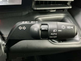 【オートライト】車のセンサーが周囲の明るさを感知し、自動でヘッドライトを点灯・消灯する機能です。この機能は夕暮れ時の交通事故が多い時間帯の安全性を高めてくれます。