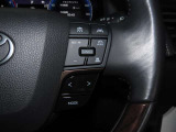ステアリングスイッチ付きで、運転中に視線を前に向けたまま操作できます。