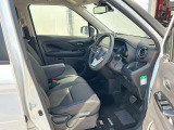 運転席まわりです。実際に座ってみて、乗り心地を体験してみてください。