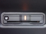 ■【ETC車載器】が装備されています。セットアップをしてお渡しとなり、ETCカードを差し込むだけで高速道路の利用が可能です。