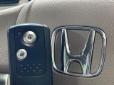 【Hondaスマートキー】カバンやポケットに入れたままでもドアの施錠・解錠が可能なスマートキーを装備。エンジンのオン・オフ時もカギを取り出す必要が無いからとっても便利です♪