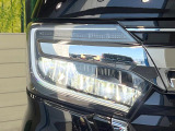【LEDヘッドライト】悪天候や夜間走行時も良好な視界を確保し安心して運転できる高輝度LEDヘッドライトを装備!点灯速度が早く、消費電力も抑えられています。