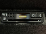 【バックカメラ】運転が苦手な方も車庫入れラクラクです!ギアをリバースに入れれば自動的に切り換わりますので、面倒な操作は不要です♪狭い駐車場もお車を傷つけず安心ですね!