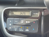 【オートエアコン】一度お好みの温度に設定すれば、車内の温度を検知し風量や温度を自動で調整。暑い&hellip;寒い&hellip;と何度もスイッチ操作をする必要はありません。快適な車内空間には必須の機能ですね♪