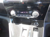 車内の室温を自動で一定に保ってくれる便利なオートエアコンが付いています。温度を設定するとクルマがエアコン噴出し温度を上げたり下げたり風量を変えたりしてくれるので運転に集中が出来ますよ。