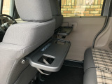 格納式シートバックテーブル付きです。休憩時のちょっとした小物置きとして便利です。