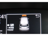 前後に装備されたセンサーで障害物(静止物)を検知。ディスプレイ表示と音でお知らせ。誤発進抑制のパーキングサポートブレーキ搭載しています。