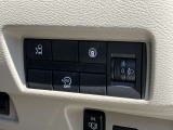 左側オートスライドドアです。インテリジェントキーや運転席のスイッチで簡単にドアの開閉ができるので、とても便利な装備です♪