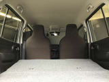 リヤシートを倒すと大きな荷物も搭載可能です。