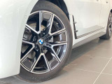 BMW純正アロイホイールはモデルやパッケージに合わせてデザインされています。洗練されたデザインで、足元の個性を引き立てます。