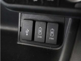 ◆USB接続端子◆スマホやiPodなどを接続して、いつもの音楽を車内でもお楽しみいただけます♪