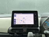 日産オリジナルナビゲーション(MM222D-L)装着車♪インパネにマッチするデザインに加え、9インチの大画面なので地図が大きく見え、操作性を高めます☆