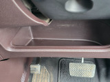運転席周辺の収納も充実したドライバーズロアポケット。細かな使い勝手にも配慮されています。