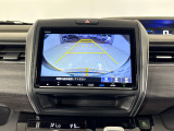 後退時に車両の後ろ側をモニター画面に表示します。車庫入れが苦手な人もこれで安心♪