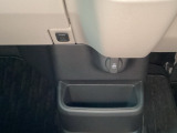 コンビニフックが付いています。ちょっとした荷物が掛けられ、運転中に荷物が転がるのを防げます。あると嬉しい便利な装備です!