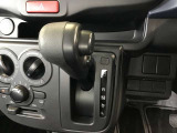 オートマのシフトレバーは操作しやすい位置にあります☆