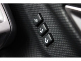 運転席シートポジションメモリーはあらかじめ登録しておいたシートポジションとともに、ドアミラーの角度を自動的に再現します。