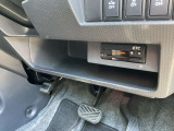 軽でも広々使えるフットブレーキ!助手席との移動も可能で、使用空間広々です♪